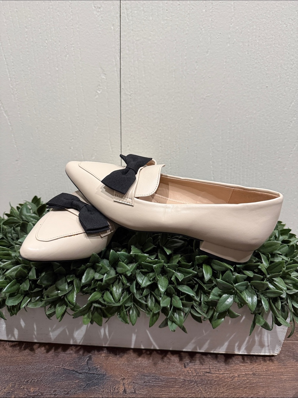 Adrienne Vittadini Cream Pointed Toe Pauletta Flats w Black Bow Accent NWOT 6.5 - Picture 2 of 6